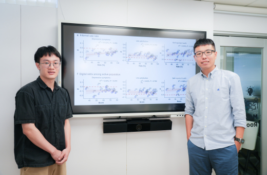 A HKUMed study led by Professor Zhang Qingpeng (right) has important implications for public health policies and practices in promoting mental health for older adults using the internet.